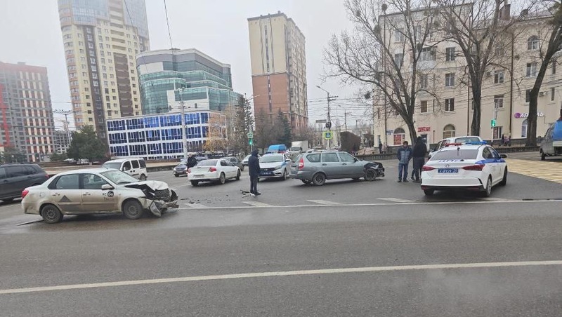 Девушка пострадала при столкновении двух легковушек в Ставрополе 