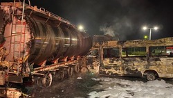 Грузовая цистерна и микроавтобус загорелись на трассе в Будённовском округе