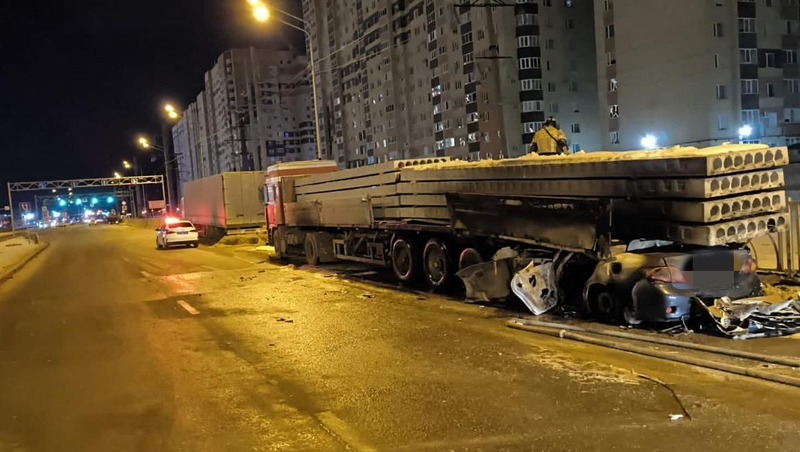 Иномарка на юге Ставрополе влетела под грузовик с бетонными плитами