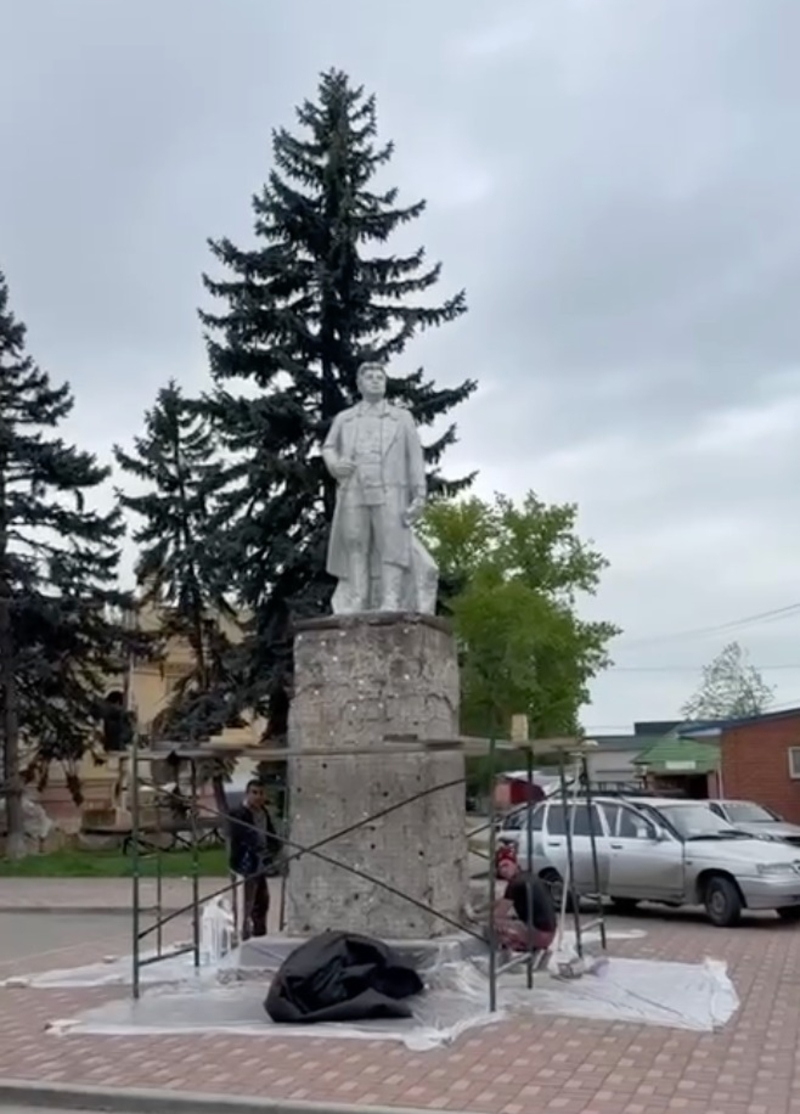 Глава Кировского округа предложил выбрать цвет для покраски монумента Кирову