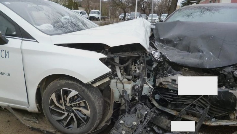 Водитель иномарки пострадал в ДТП на перекрёстке в Ставрополе
