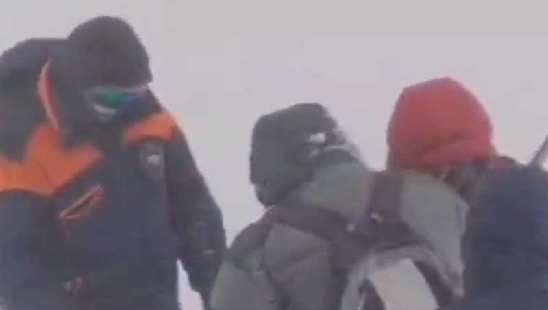 Спасатели помогли спуститься с Эльбруса альпинисту из Индии