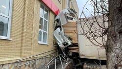 Водитель фуры, врезавшейся в здание в Железноводске, погиб