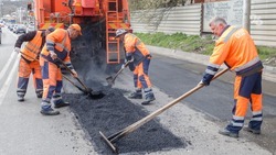 «Засыпаем и катаем»: как проходит ямочный ремонт дорог на Ставрополье 