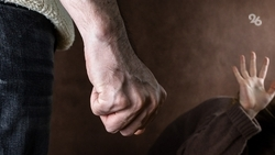 Парень в Невинномысске сломал руку женщине за отказ поделиться сигаретой