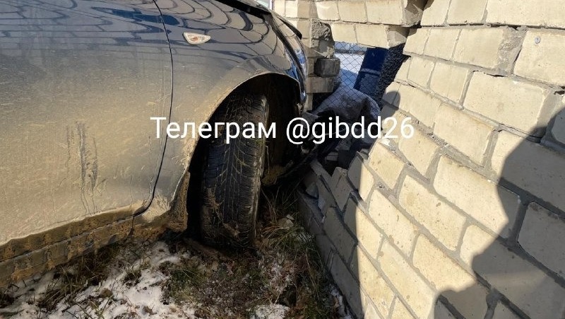 Пожилой водитель на высокой скорости врезался в забор в Ставрополе 