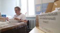 Жительница села Кочубеевского собирает перевязочные комплекты для участников СВО
