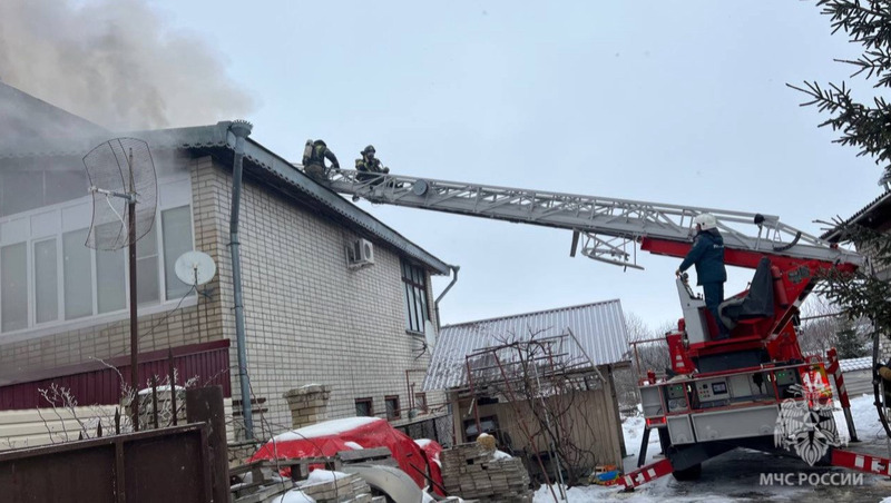 Причиной пожара в двухэтажном доме в посёлке Дёмино стало короткое замыкание