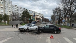 Двух водителей госпитализировали с травмами после ДТП в Ессентуках 