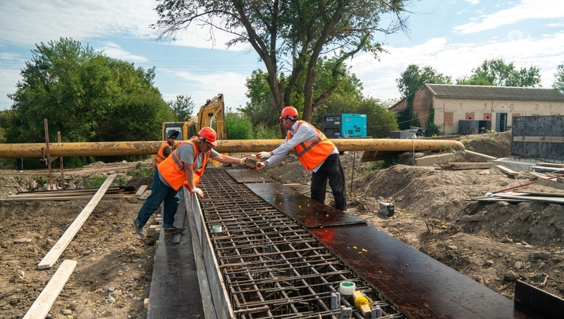 «Будем работать в любую погоду»: в селе Александровском капитально ремонтируют мост через реку Томузловку