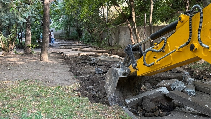 Придомовые территории благоустраивают в Кисловодске