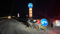 Девушка — водитель мотоцикла врезалась в дорожное ограждение на Ставрополье