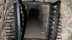 Вандалы вновь спилили замки на пещере вечной мерзлоты в Железноводске