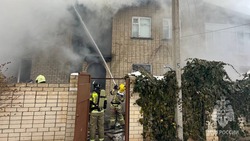 Двухэтажный дом горит в посёлке под Ставрополем 