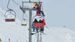 Застрявших на остановившейся канатке сняли спасатели в Домбае