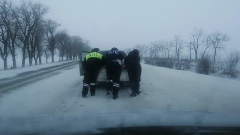 Сотрудники ДПС Ставрополья с помощью трактора помогли фуре выбраться из завалов снега