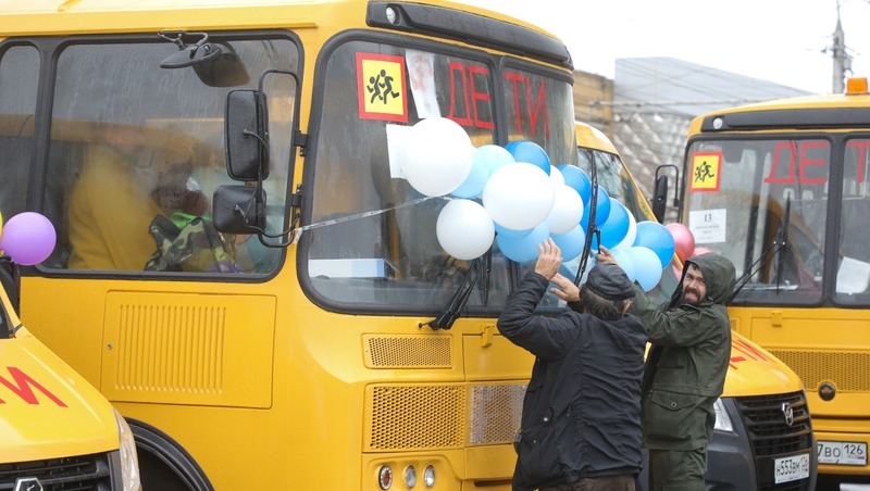 Новый автобус передал губернатор Владимиров школе Минераловодского округа 