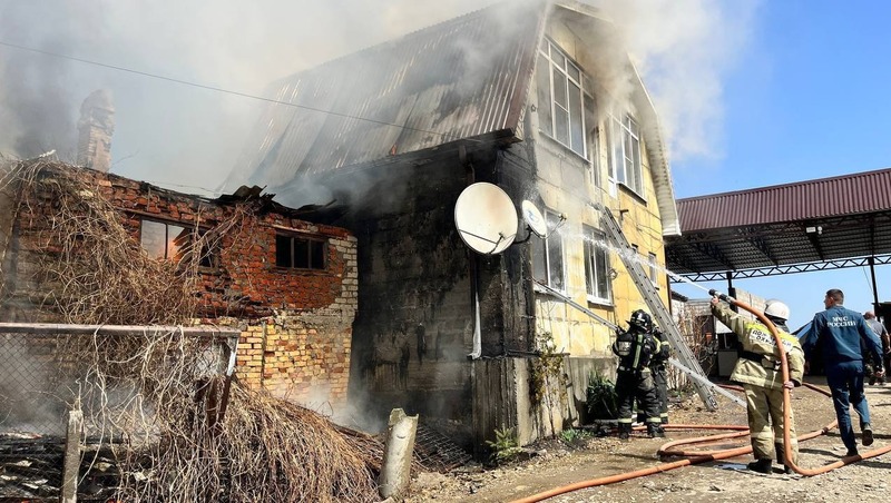 Дом, хозпостройка и гараж горят на Ставрополье