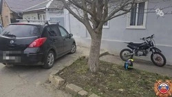17-летний ставрополец на питбайке врезался в стену и припаркованную иномарку