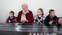 Ставропольские депутаты передали рождественские подарки беженцам из Херсонской области