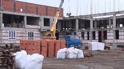 Партийцы проверили ход строительства нового детского сада в Михайловске