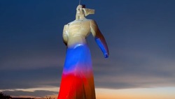 Памятник будёновцу в Ставрополе подсветили цветами флага России