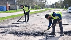 Специалисты продолжают ямочный ремонт дорог в Будённовске 