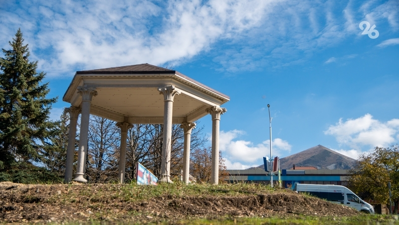 Дом поэта и ротонда: в Лермонтове завершают благоустройство сквера «Молодёжный»