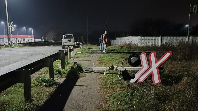 Вандалы сломали светофор перед ж/д переездом в Георгиевском округе 