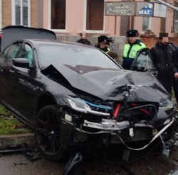 Три человека пострадали при столкновении двух легковушек в Минводах