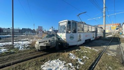 Внедорожник столкнулся с трамваем в Пятигорске 