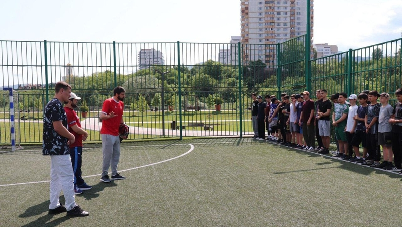 Чемпионы мира провели уличную зарядку для детей в Кисловодске