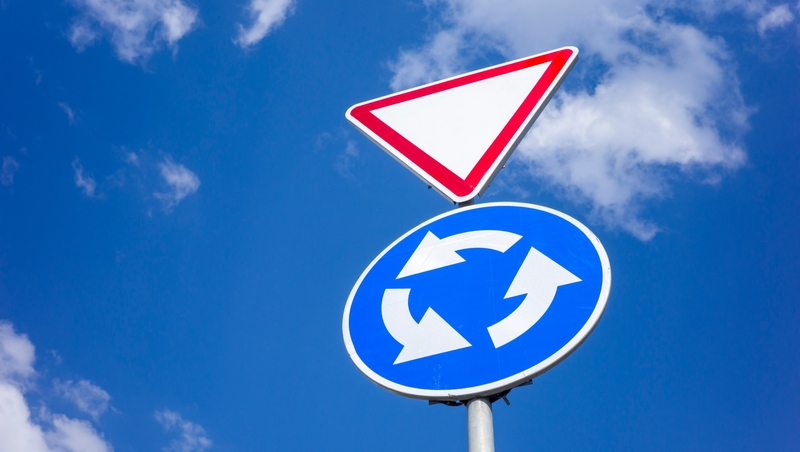 2. Изменены правила проезда перекрёстков с круговым движением