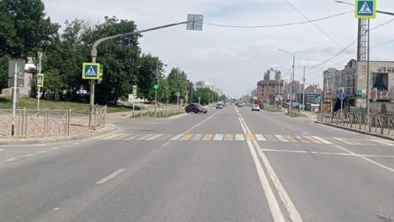 Лихач на иномарке в Ставрополе проехал на красный свет и сбил женщину