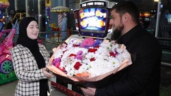 Дочь главы Чечни Хутмат Кадырова получила высшую награду республики