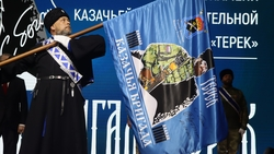 Казачьей бригаде СВО «Терек» в Пятигорске передали знамя, подписанное Путиным