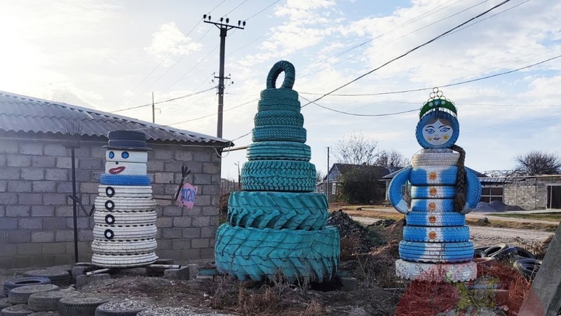 Новогоднюю ель из шин соорудили в селе Георгиевского округа