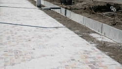 Пешеходные дорожки укладывают у завода на северо-западе Ставрополя