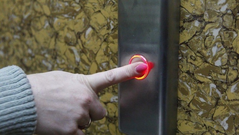 «Может остановиться на любом этаже и хлопать дверьми»: жители Будённовска жалуются на неработающие лифты