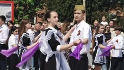 Более 800 жителей города Ипатово станцевали «Вальс Победы»