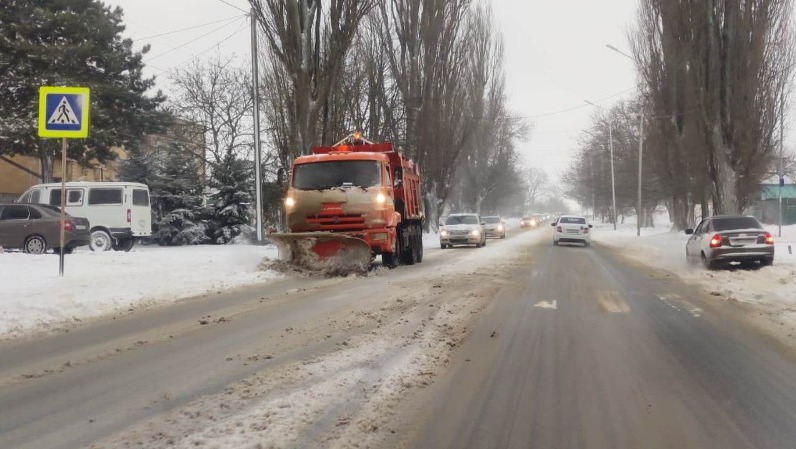 Около 90 снегоуборочных машин продолжают дежурить в Ставрополе