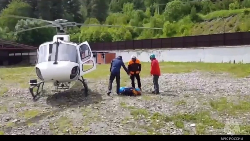 Вертолёт эвакуировал в Архыз туристов, травмированных на перевале Браконьеров
