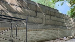 Вандалы разрисовали подпорную стену на Крепостной горе в Ставрополе