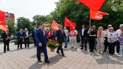 Депутат Госдумы Владимир Кашин возложил цветы к памятнику Пушкина в Ставрополе