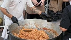 Более 2000 человек попробовали фирменную сырную пасту на фестивале в Кисловодске