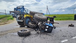 Трактор перевернулся из-за столкновения с легковым авто в Георгиевском округе