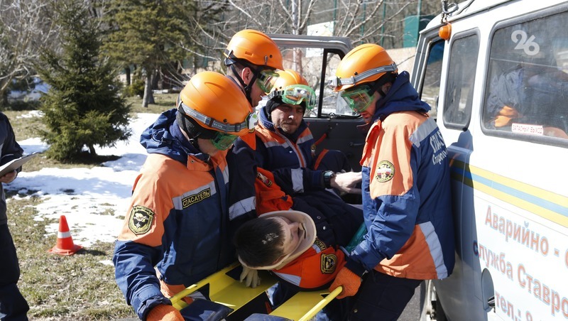 Спасатели помогли туристам выбраться со склона горы Ачишхо в Сочи