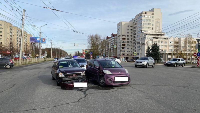 Мужчина пострадал после столкновения двух легковушек в Ставрополе