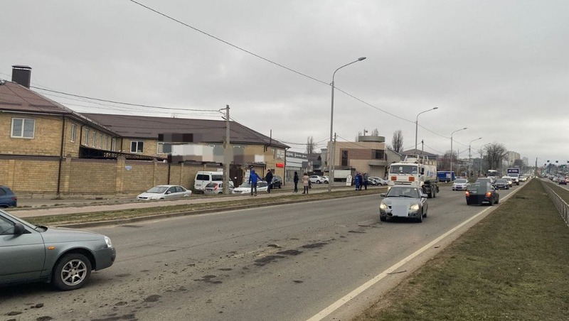 Бензовоз и три легковушки столкнулись на севере Ставрополя
