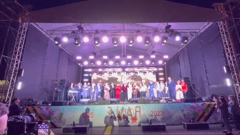 Губернатор Ставрополья вместе с Львом Лещенко и участниками «Солдатского конверта» спел на сцене «День Победы»